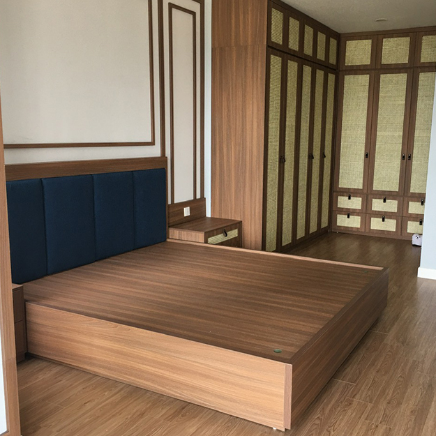 Giường gỗ MDF màu nâu đậm, rẻ và bền